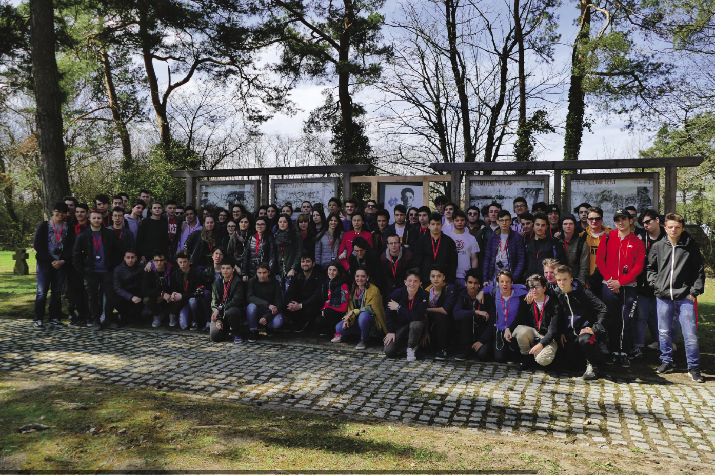 Gli studenti dell’ ITTS “G. Marconi” di Forlì lungo il sentiero che porta al cimitero Italiano di Guerra del lager di Sigmundsherberg dove è stata posta l’immagine, con dedica a Cermaria Elmo, il nonno Peppe, fante contadino della Grande Guerra